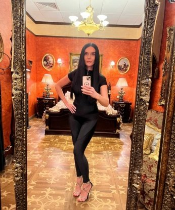 Опытна и сексуально горяча, я готова показать тебе мир наслаждения. Мои услуги – наивысшего уровня. Подарю тебе незабываемый эротический массаж, умело доставлю оргазм, и помогу расслабиться после напряженного дня. В моих нежных руках ты почувствуешь себя королем. Живу в Москве, позаботюсь о комфорте, чтобы наша встреча была идеальной. Фото и отзывы на моей странице – гарантия моей красоты и профессионализма. 🌹💋🔥💦😉 Ульяночка